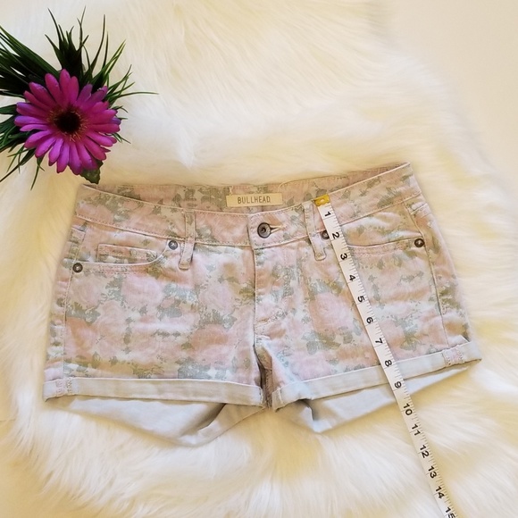 Bullhead ❤ Roll Cuff Floral Jean Shorts Stretch

3 - Picture 7 of 7